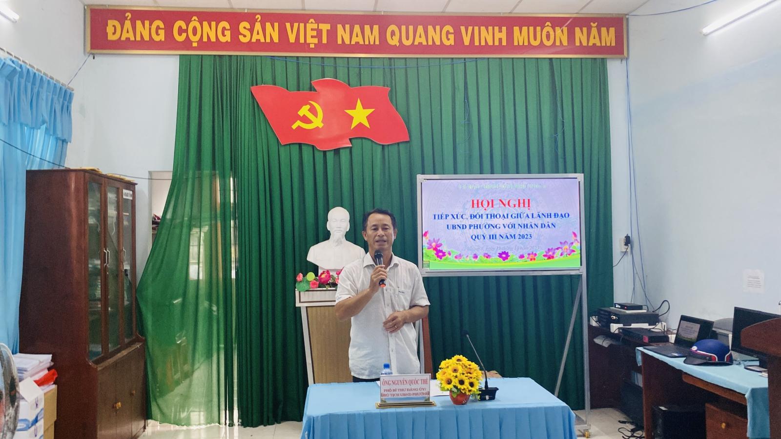 Ông Nguyễn Quốc Thể, PBT Đảng uỷ, Chủ tịch Uỷ ban nhân dân phường phát biểu tại Hội nghị